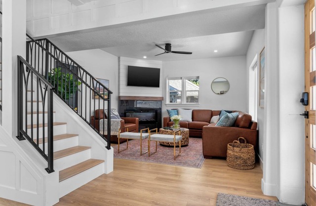 Luxurious 7BR/4BA retreat! Hot Tub, Fire Pit, Arcade Games, Huge Covered Patio