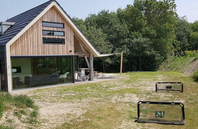 Luxurious 8-person villa with sauna walking distance of Ouddorp beach