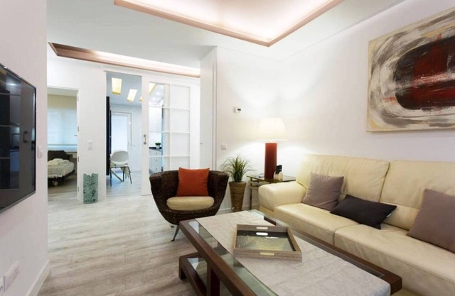 Luxurious apartment near Plaza Castilla, garage space.