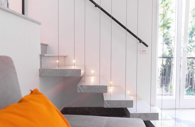 Luxurious apartment with refined interiors and only 20 meters from the sea