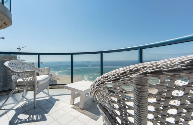 Luxurious Apt W Panoramic Sea View - 75m