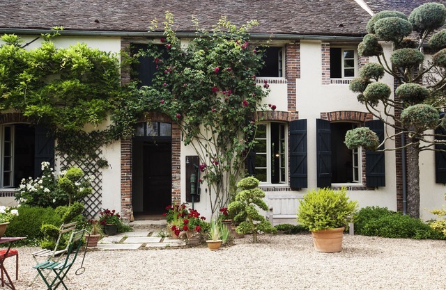 Luxurious Burgundy farmhouse