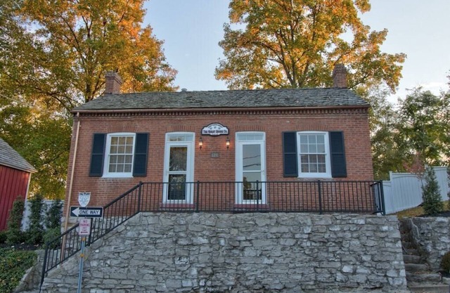 Luxurious couples retreat just steps from Historic Main Street in St. Charles!