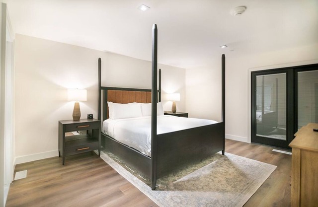 Luxurious Family Cottage w/Pool, Sports Facilities Near Crater Hot Spring