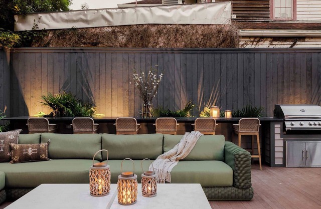 Luxurious Garden District Unit With Shared Pool