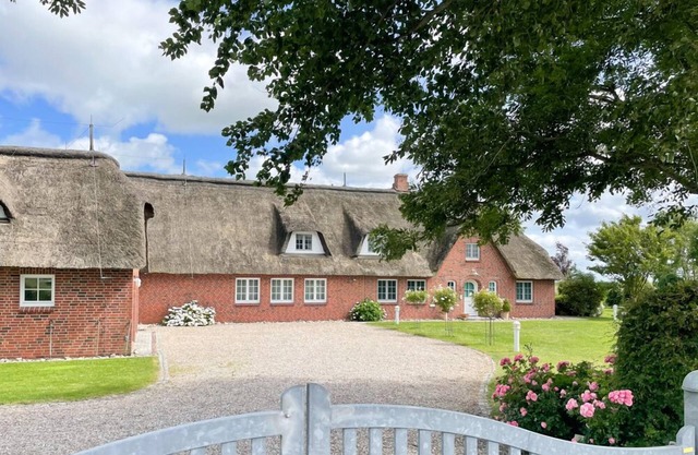 Luxurious holiday home with indoor private pool and English park garden near SPO