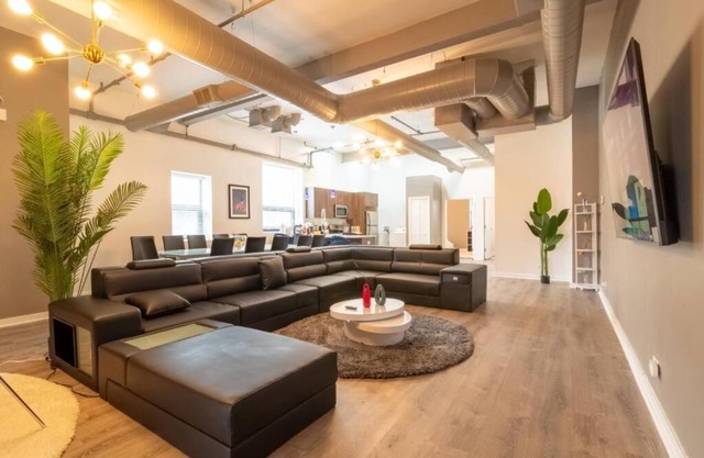 Luxurious HUGE Penthouse with 4000+ Games, Arcades