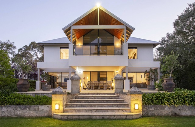 LUXURIOUS & INVITING TWO STOREY HOME WITH COMFORTABLY CASUAL COASTAL VIBE