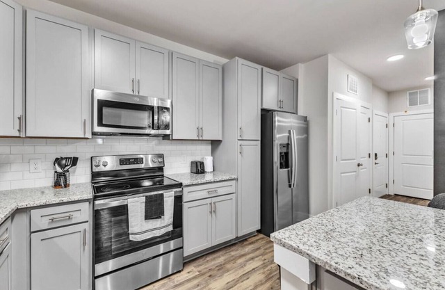 Luxurious King 3BR Suite—Mins to Downtown Durham!