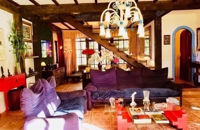 Luxurious mansion on 11,000 m2 estate with lake and trails.