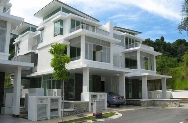Luxurious modern 3-storey Villa