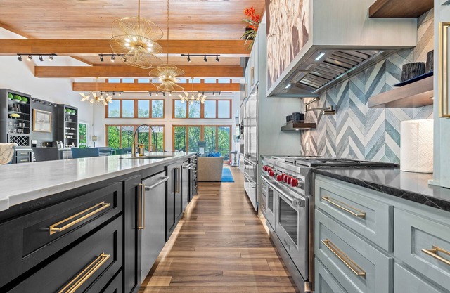 Luxurious Mountain Retreat with 4 King Ensuites, Hot Tub, Pool and Creek Views!