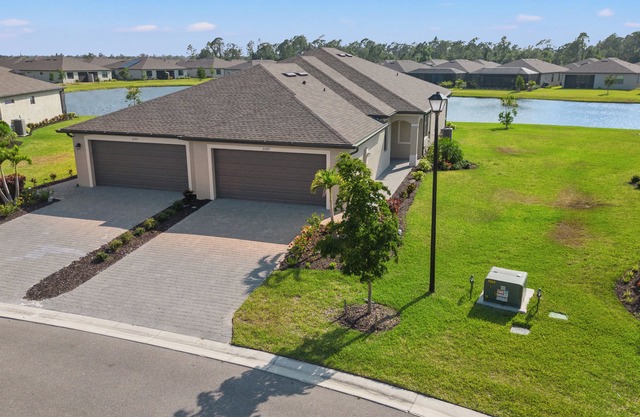 Luxurious new villa with water view in Gated Community free wifi