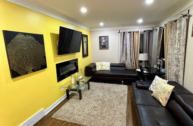 Luxurious Niagara Falls Getaway with Cozy Fireplace