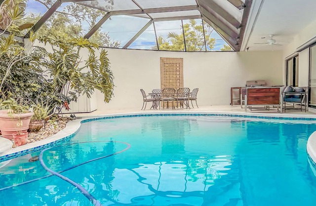 Luxurious Oasis + Heated Salt Pool + Pool Table