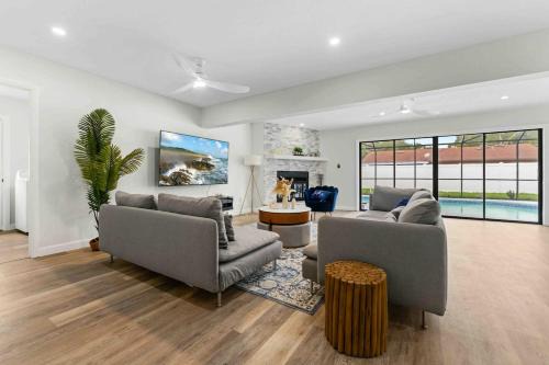 Luxurious Pool Home- Sleeps 8- 10 mins to Airport