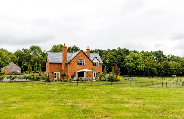 Luxurious property with downstairs bedroom and wet room,large garden,games room