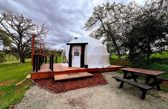 Luxurious Rustic Dome with Private Deck and Picnic Table in California