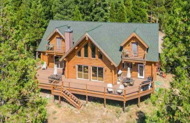 Luxurious & spacious log cabin rental. Family friendly. Lots of amenities.