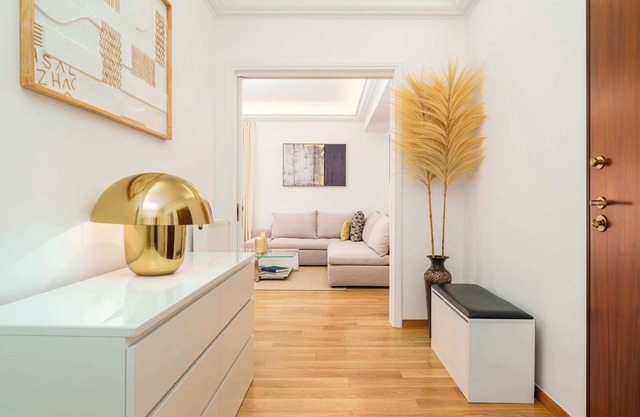 Luxurious Stylish 2 Bd Villa with Balcony in Voula