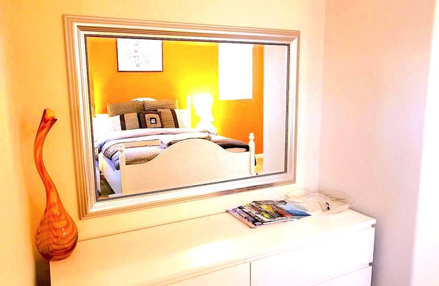 Luxurious Sunny 1BedBath,Beautiful hill view from room & bay view from backyard