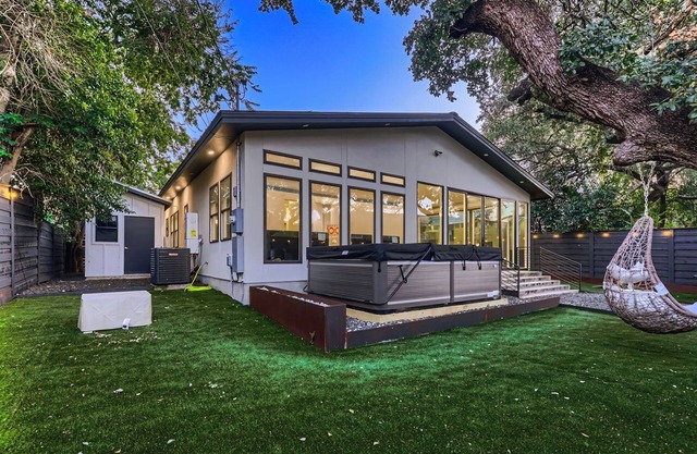 Luxurious Villa in the heart of Austin 5 minutes to Downtown and SoCo + Hot Tub
