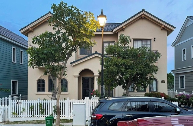 Luxurious Lake-sided Villa, 5 minutes to Novaworld Beach, Family-sized with Pool