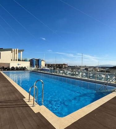 Luxury 1 bed with Pool and Sea Views