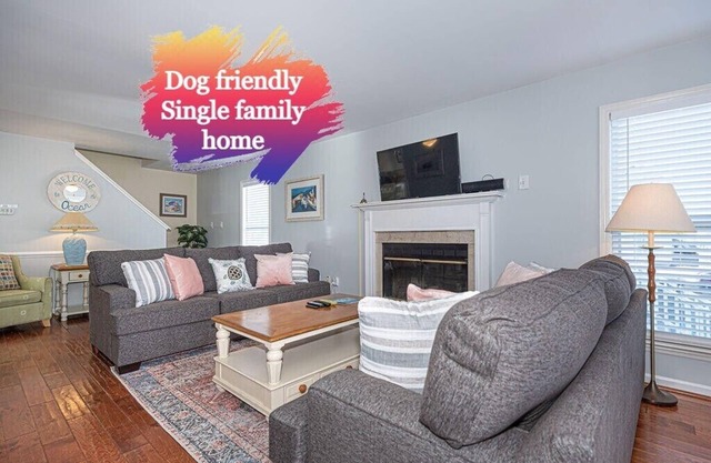 Luxury 2-story, 3 bedrooms plus den house with free WiFi, linen included, backyard for pet friendly, located in a family-friendly neighborhood on the bayside just a few blocks from the beach!