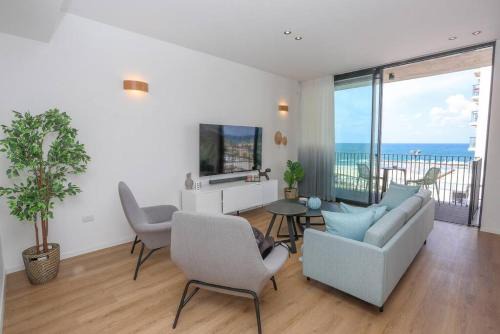 Luxury 2BD Beach Apartment 19