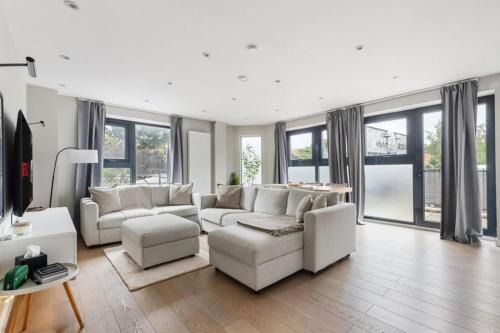 Luxury 2BR Apt with Terrace & Parking, Close to London Bridge - Perfect for Long Stays