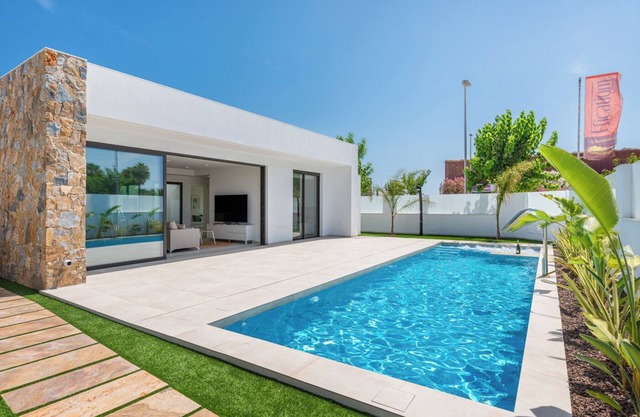 Luxury 3-bedroom villa with AC + HEATED private pool in beautiful town