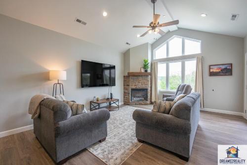 Luxury 3BR Condo - Stairs Required - Resort Amenities - FREE TICKETS INCLUDED - FHG-308