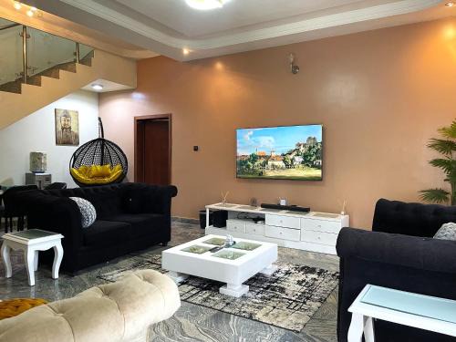 Luxury 4 BR Apt w Parking, Hot tub, Magodo Estate