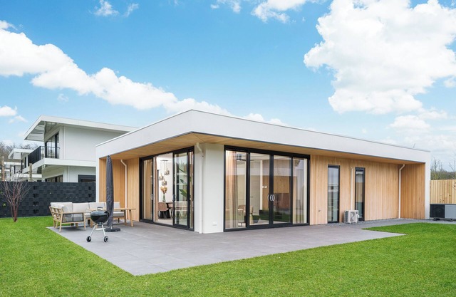 Luxury 4-person villa on the water with modern kitchen, private jetty and a spacious terrace with barbecue and lounge set. Perfect for rest and relaxation!