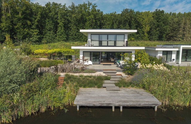 Luxury 6-person villa with private infrared sauna, outdoor shower, balcony with water views and sunny fenced garden with private dock. Located at Villa Resort Harderwold.