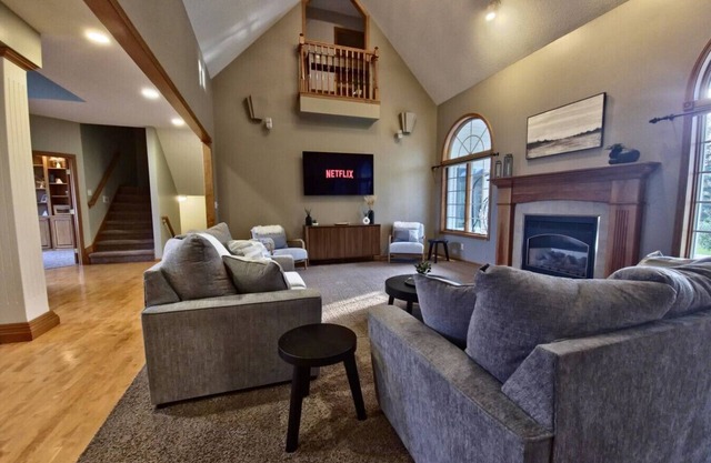 Luxury 6BR Home in Desired Neighborhood