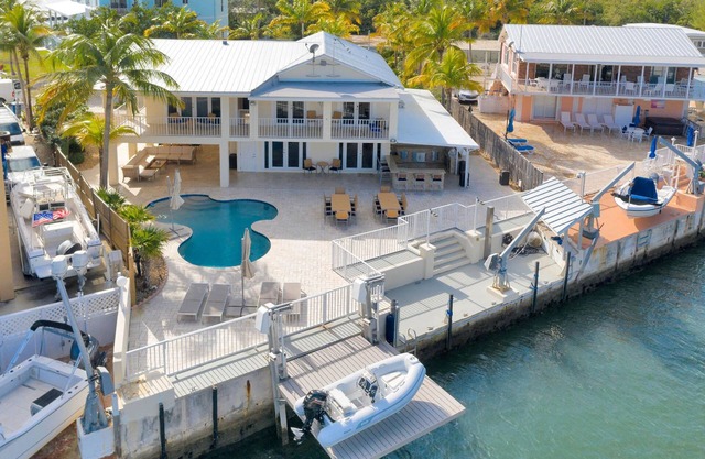 Luxury and Spacious 5-bedroom house with Pool and Dock with Ocean Access