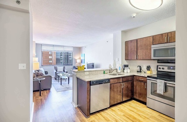 Luxury Apt Downtown Near Train