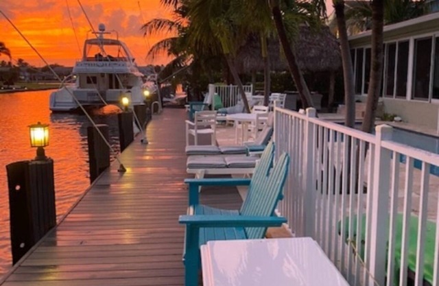 Luxury Apt Villa 2bed/2bath just 1 block from the beach with pool & jucuzi