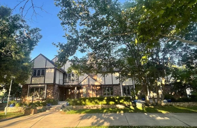 Luxury Basement Apartment with Private Entrance. Play with Farm Animals!