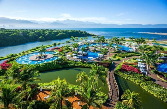 Luxury beach resort: Gym, Golf, tennis, theme park, internet, swimming pools