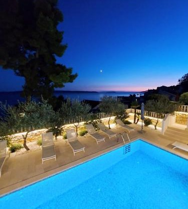 Luxury Beachfront Villa Carlisa