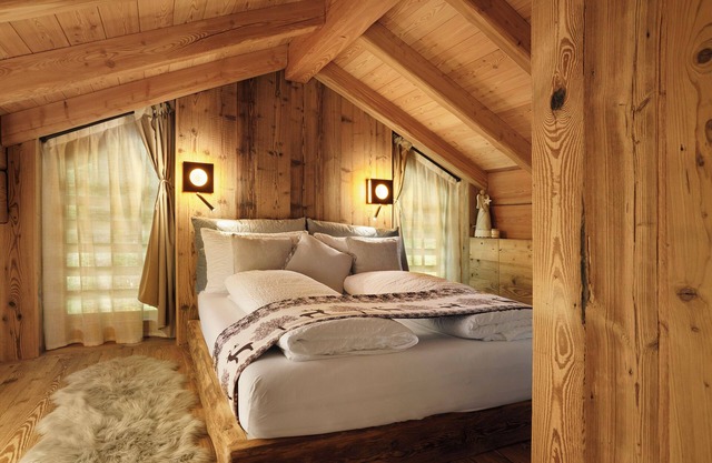 Luxury Chalet Larice with Mountain View and Panoramic Terrace