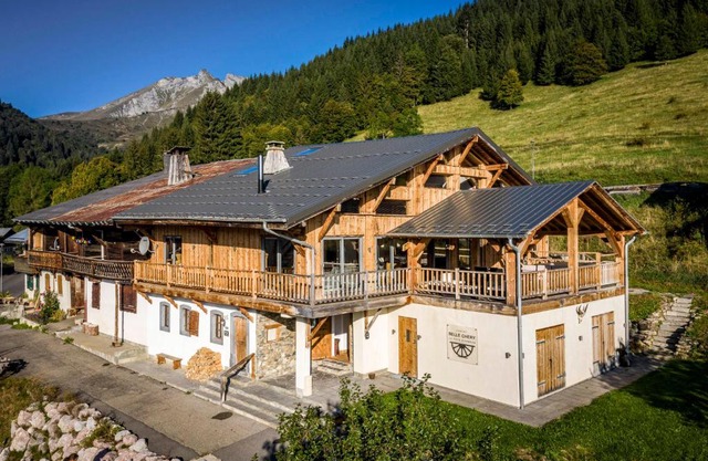 Luxury Chalet, stunning views with hot tub & sauna