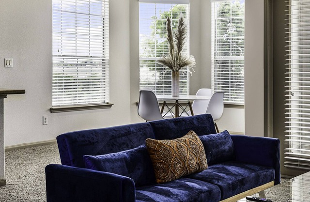 Luxury Condo 2BD/2BA, Pool, Gym, Near Attractions!