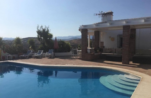 Luxury detatched Spanish Villa Spacious with Private Pool-in Lake Vinuela Valley