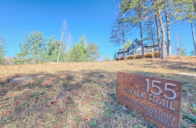 Luxury Dog Friendly Chalet in Murphy, NC with Views and fenced yard!