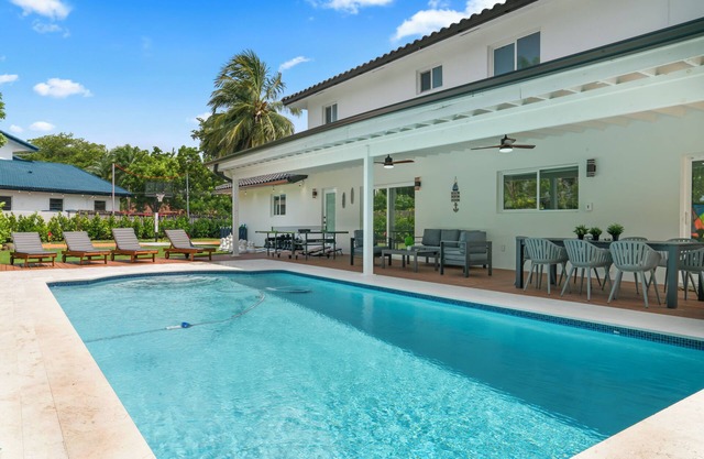 Luxury Escape: Pool, Games, BBQ & More!