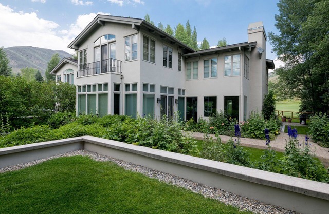 Luxury Fairway Road home on SV golf course. Pets. Air conditioned. Fenced yard.